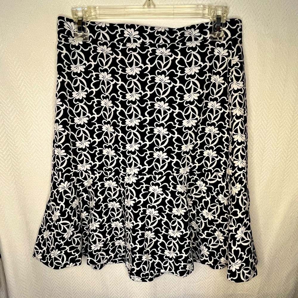 Ann Taylor black & white Floral Peplum hem skirt Career, Church, modest size 4